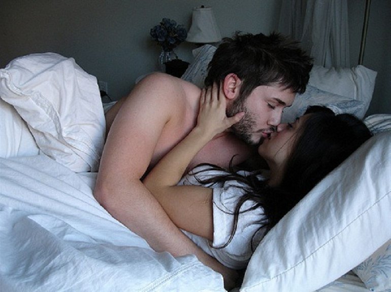 Фото парня с девушкой в кровати