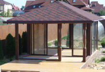 Почему пластик является отличным материалом при остеклении?