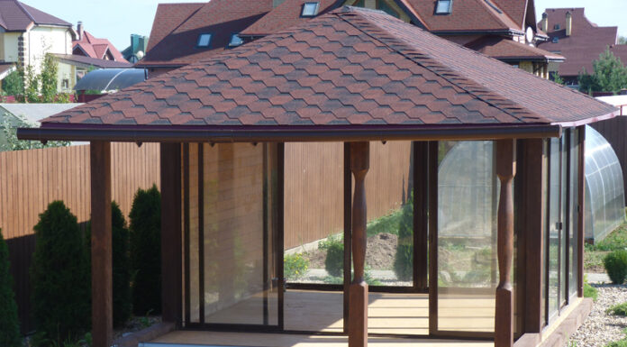 Почему пластик является отличным материалом при остеклении?