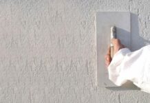 Отделка стены нанесением декоративной штукатурки