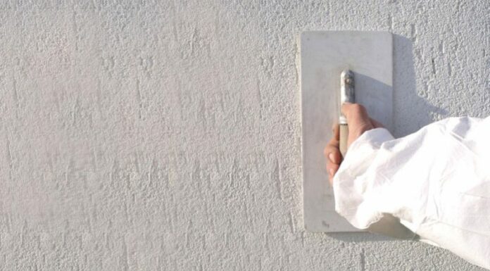 Отделка стены нанесением декоративной штукатурки