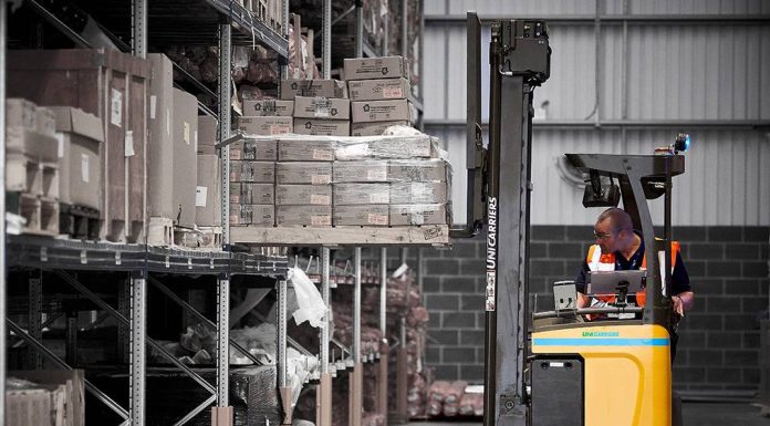 Для чего используется штабелер?