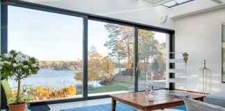 Привносим оригинальность в архитектуру коттеджа: окна для остекления фасадов и террас