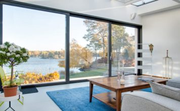 Привносим оригинальность в архитектуру коттеджа: окна для остекления фасадов и террас