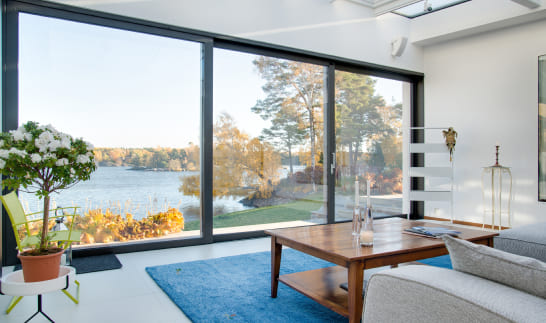 Привносим оригинальность в архитектуру коттеджа: окна для остекления фасадов и террас