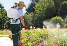 Использование леек и опрыскивателей