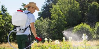 Использование леек и опрыскивателей