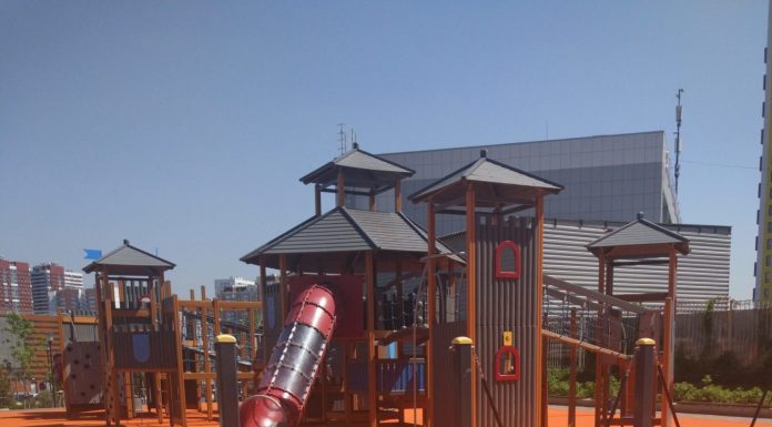 Какими свойствами обладает покрытие для современных детских площадок