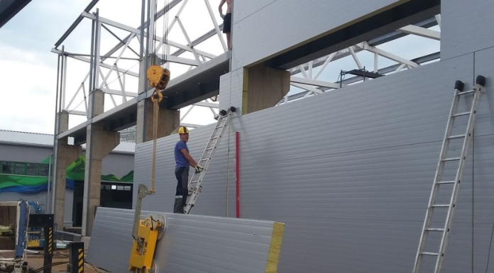 Как надежно закрепить сэндвич-панели: советы