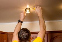 Как починить электрику: почему выгодно вызывать мужа на час?