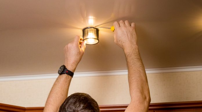 Как починить электрику: почему выгодно вызывать мужа на час?