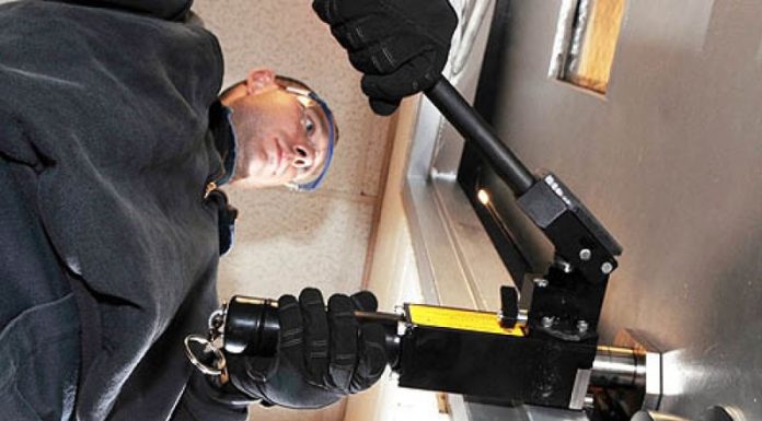 Аварийное вскрытие дверей в Мурманске: какие замки можно вскрыть с помощью профильных специалистов?