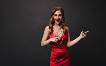 Как выбрать онлайн казино: советы и рекомендации https://ru.freepik.com/free-photo/attractive-woman-in-red-dress-pointing-to-place-for-text-inside-portrait-of-actress-in-silk-festive-outfit-posing-on-black-background_23985041.htm#fromView=search&page=1&position=5&uuid=58e3e05d-59bc-4e10-90a8-40ddad232e84