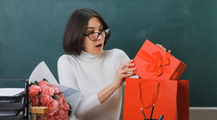 Идеи подарков для учителя на 1 сентября: подробности