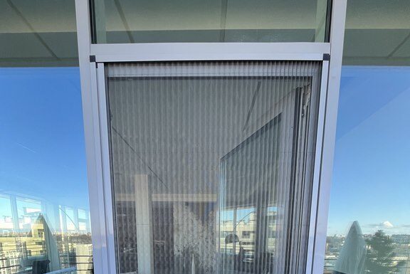 Москитная сетка плиссе: плюсы, установка и уход