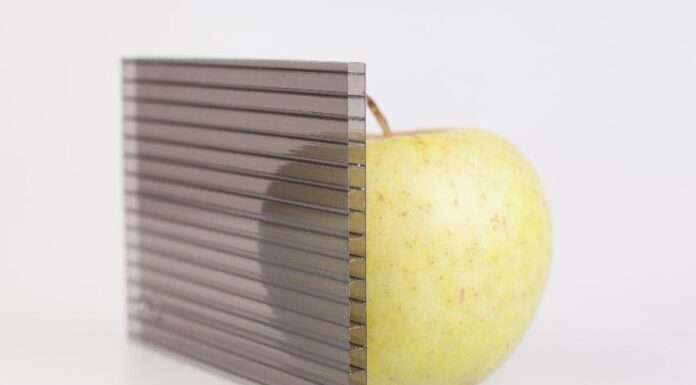 Поликарбонат листовой цветной: универсальный материал для современных задач