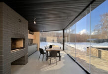 Эстетика и функциональность: почему выбирают безрамное остекление