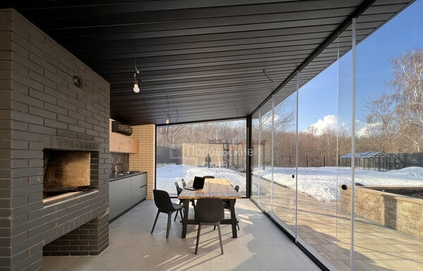 Эстетика и функциональность: почему выбирают безрамное остекление