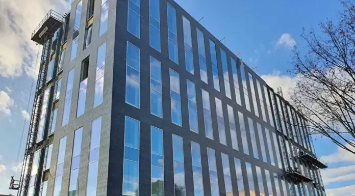 Почему гранит – идеальный материал для фасада