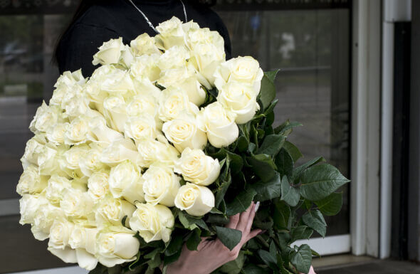 Высокие розы — символ романтики и изысканности