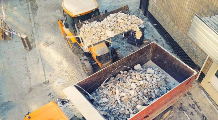 Когда и как обращаться за вывозом строительного мусора: пошаговое руководство