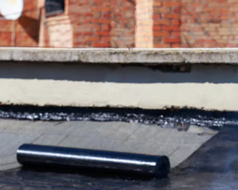 Когда нужен ремонт наплавляемой кровли: признаки износа и повреждений