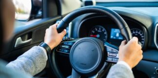 Скрип при повороте руля: причины и способы устранения