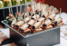 Коробка с едой от CanapeClub: удобное решение для быстрого и вкусного питания