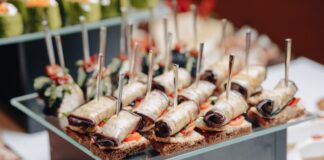 Коробка с едой от CanapeClub: удобное решение для быстрого и вкусного питания