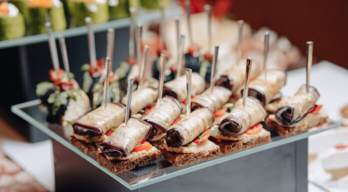 Коробка с едой от CanapeClub: удобное решение для быстрого и вкусного питания