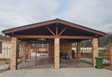 Защита авто от солнца: особенности двускатных деревянных навесов