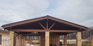 Защита авто от солнца: особенности двускатных деревянных навесов