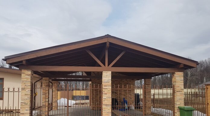 Защита авто от солнца: особенности двускатных деревянных навесов