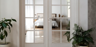 Как выбрать стекло для межкомнатных дверей: советы по материалу и дизайну