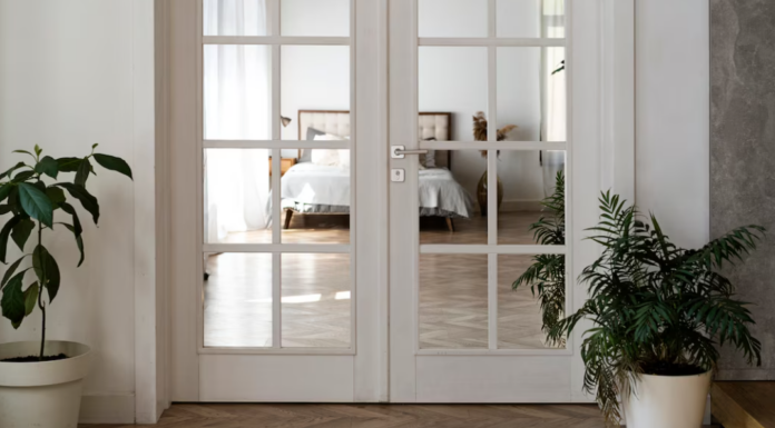 Как выбрать стекло для межкомнатных дверей: советы по материалу и дизайну