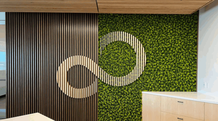 Насколько трудно украсить комнату с помощью панно из мха