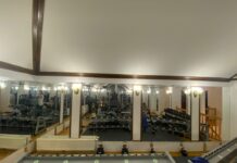 Изготовление зеркал: особенности технологии и нанесения отражающего слоя