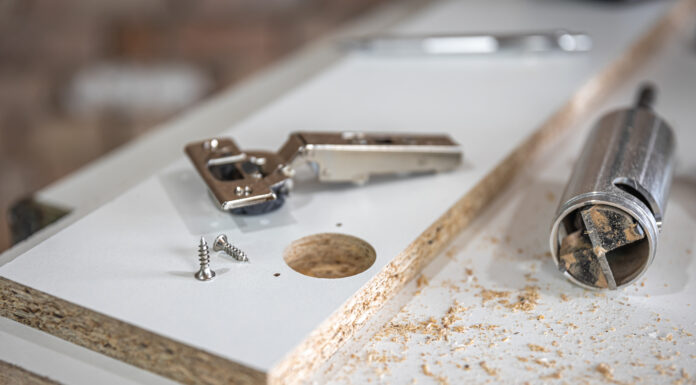 Фурнитура для кухонной мебели: требования к прочности и износостойкости