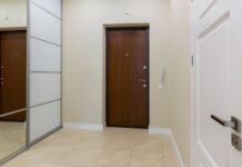 Входная дверь с зеркалом: стильное решение для прихожей